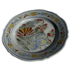 Assiette décorative ancienne IB Quimper à décor floral polychrome D24