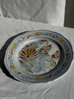 Assiette décorative ancienne IB Quimper à décor floral polychrome D24