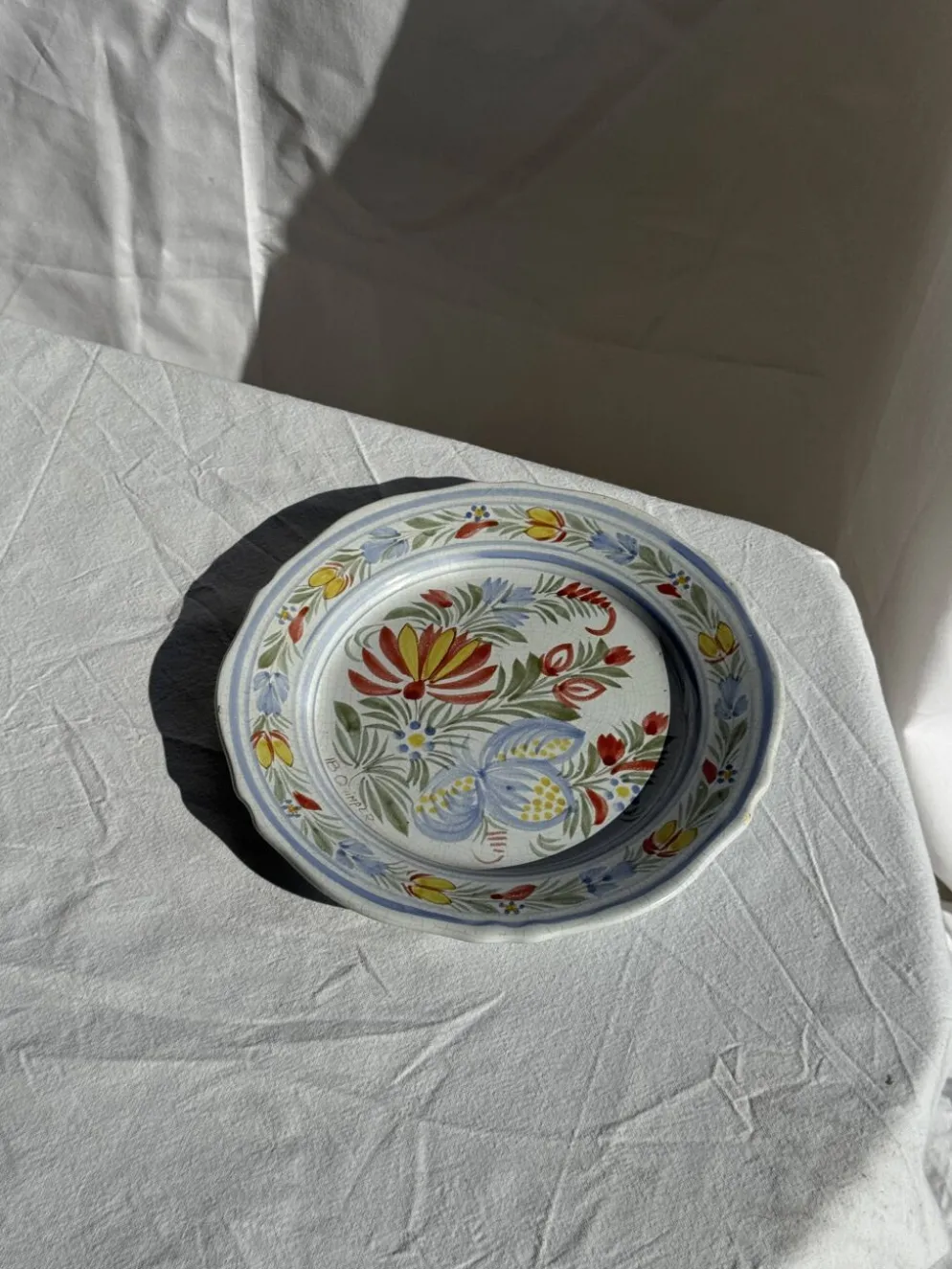 Assiette décorative ancienne IB Quimper à décor floral polychrome D24