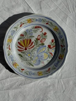 Assiette décorative ancienne IB Quimper à décor floral polychrome D24