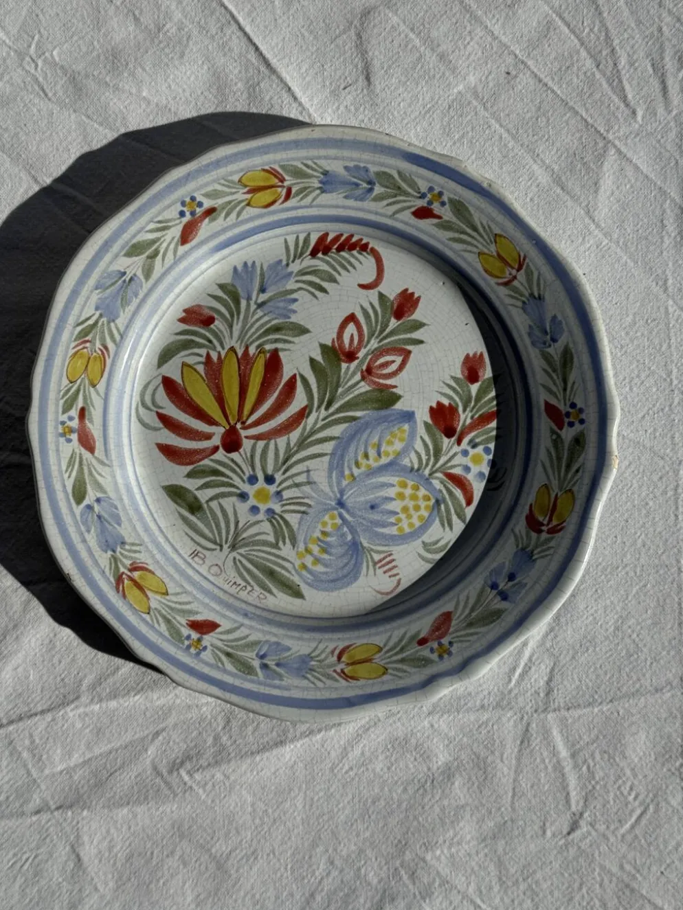 Assiette décorative ancienne IB Quimper à décor floral polychrome D24
