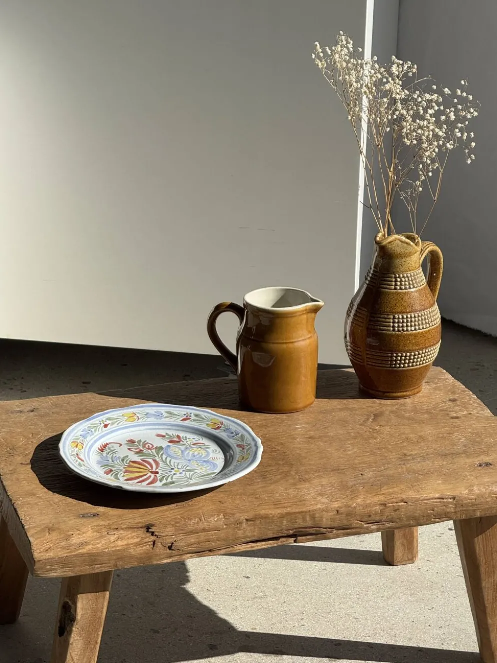 Assiette décorative ancienne IB Quimper à décor floral polychrome D24