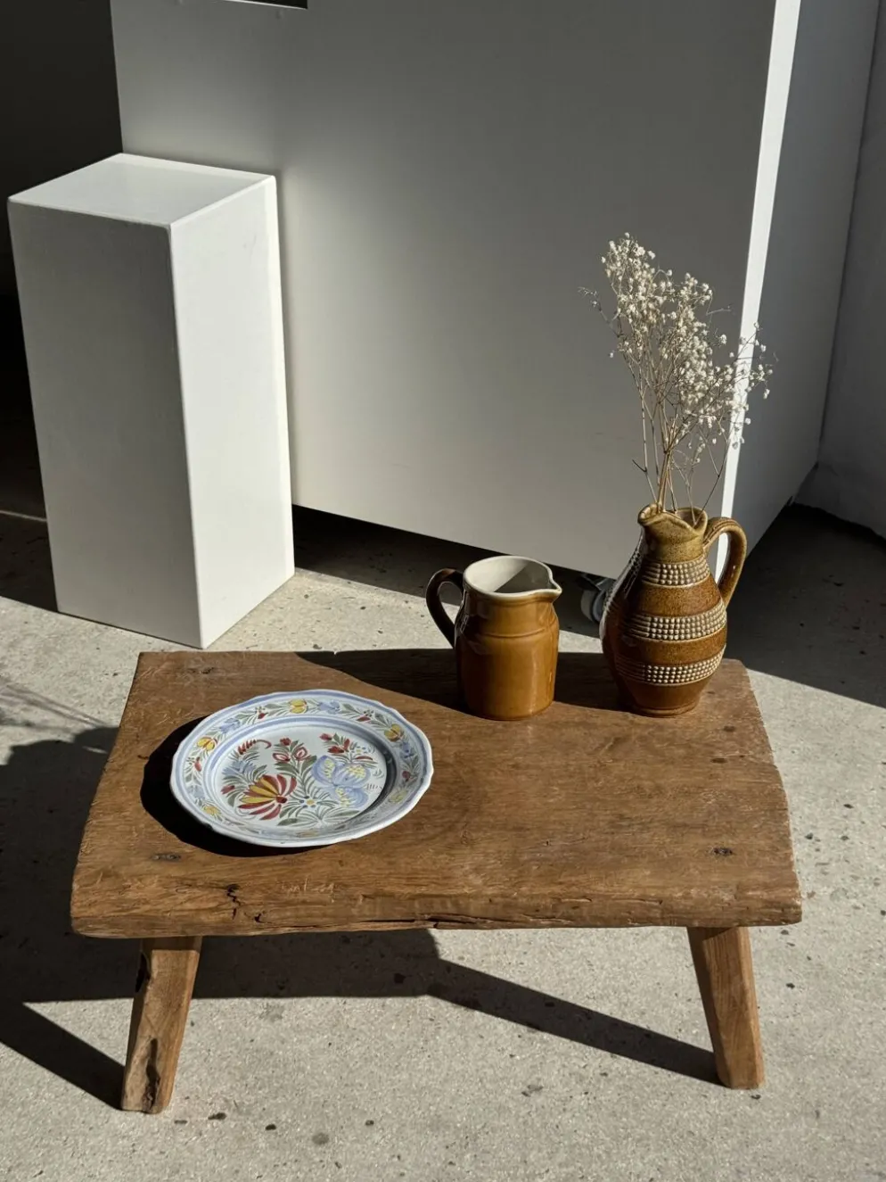 Assiette décorative ancienne IB Quimper à décor floral polychrome D24
