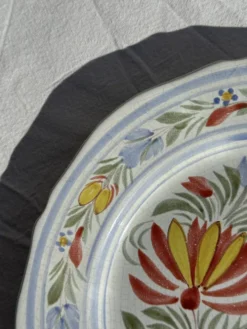 Assiette décorative ancienne IB Quimper à décor floral polychrome D24