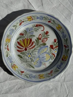 Assiette décorative ancienne IB Quimper à décor floral polychrome D24