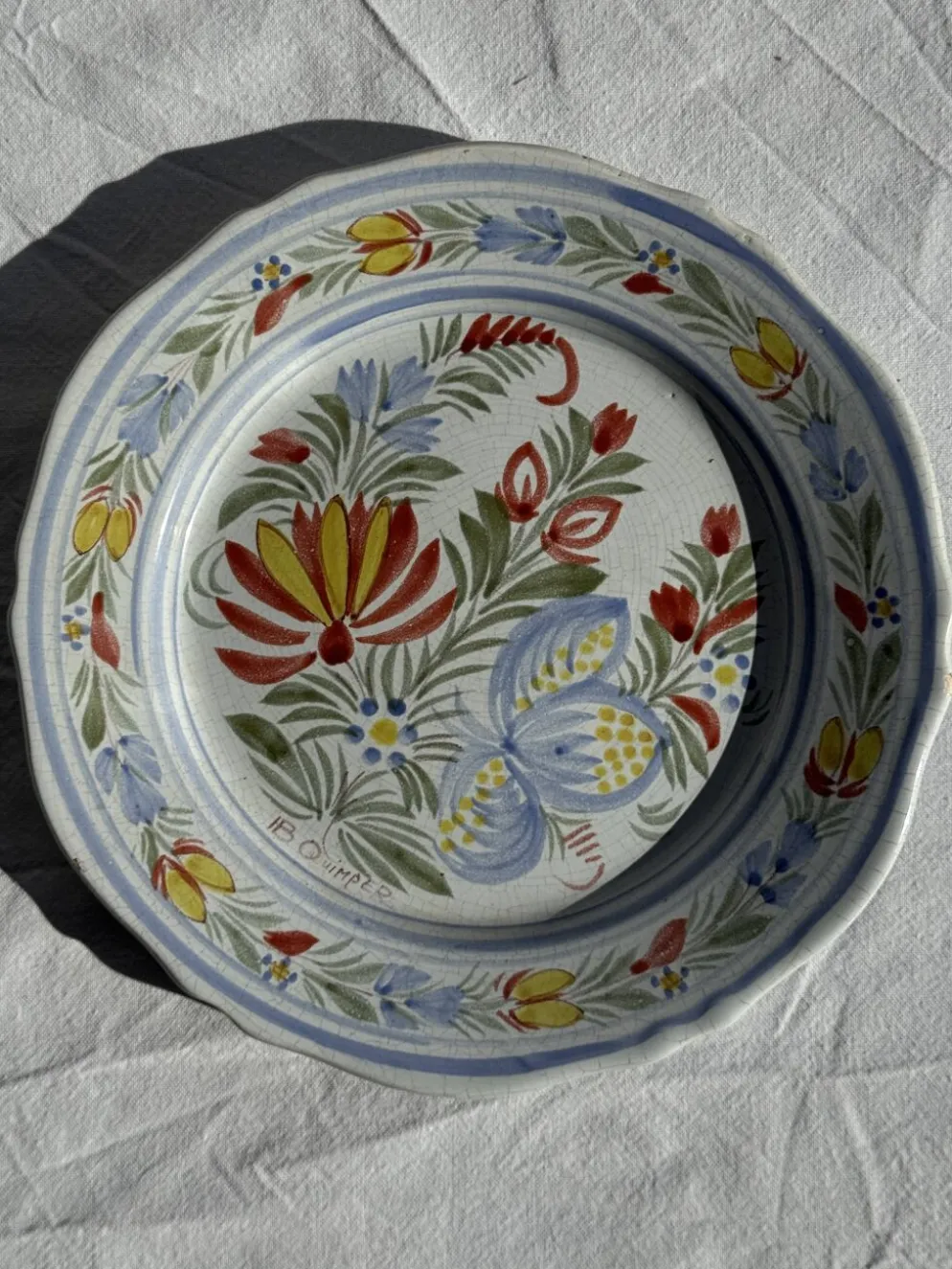 Assiette décorative ancienne IB Quimper à décor floral polychrome D24