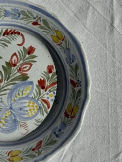 Assiette décorative ancienne IB Quimper à décor floral polychrome D24