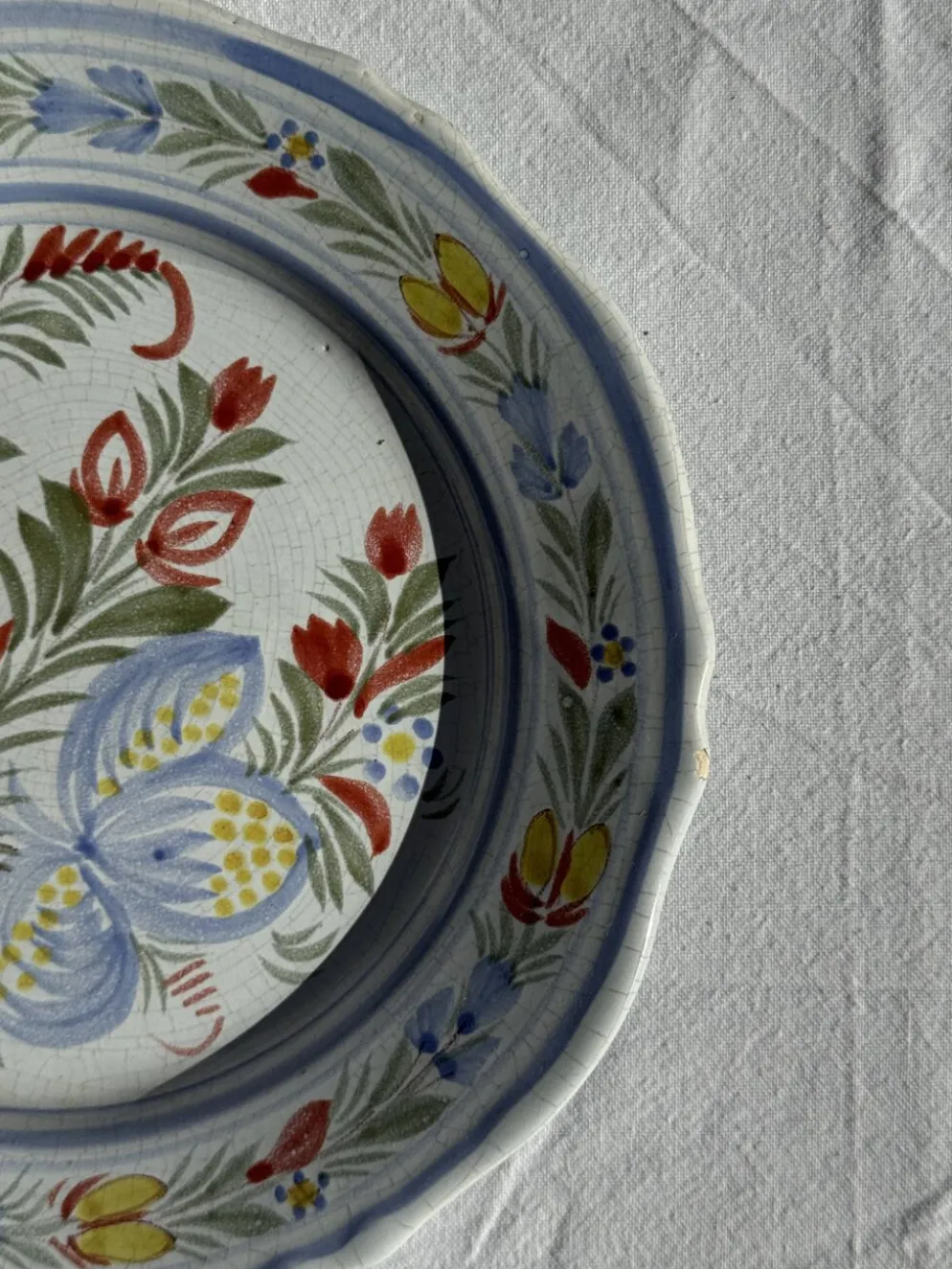 Assiette décorative ancienne IB Quimper à décor floral polychrome D24
