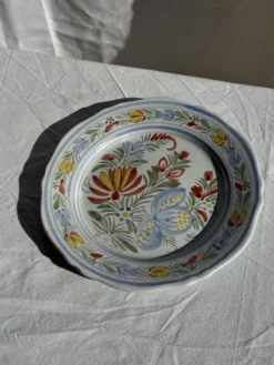 Assiette décorative ancienne IB Quimper à décor floral polychrome D24