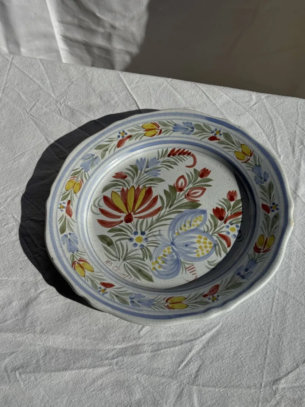 Assiette décorative ancienne IB Quimper à décor floral polychrome D24
