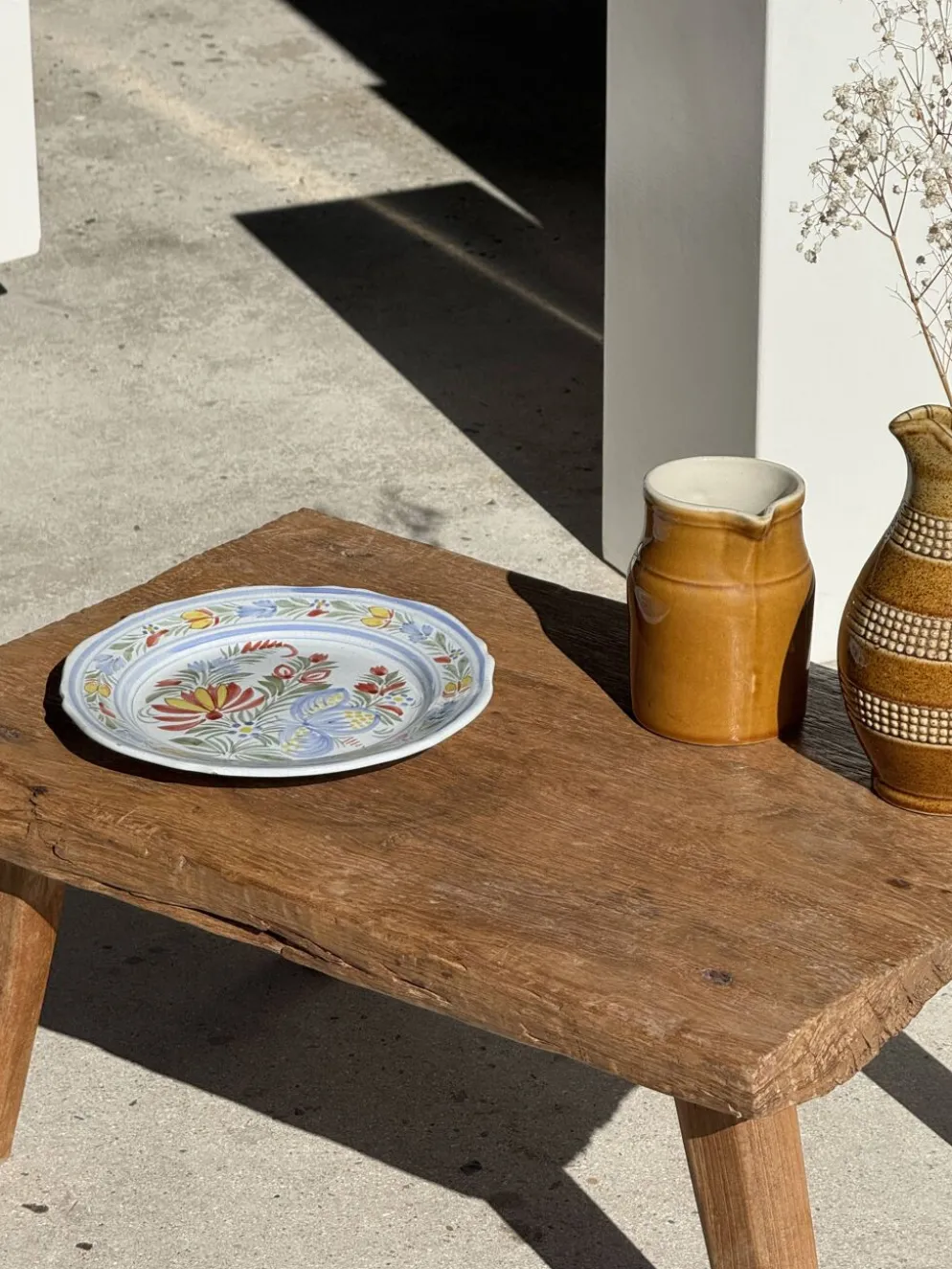Assiette décorative ancienne IB Quimper à décor floral polychrome D24