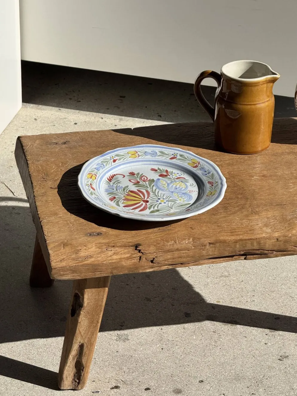 Assiette décorative ancienne IB Quimper à décor floral polychrome D24
