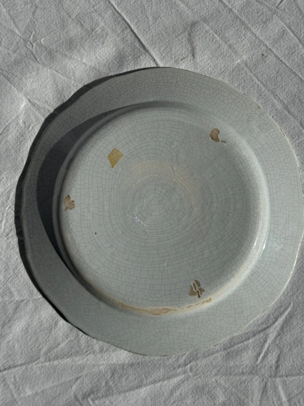 Assiette décorative ancienne IB Quimper à décor floral polychrome D24