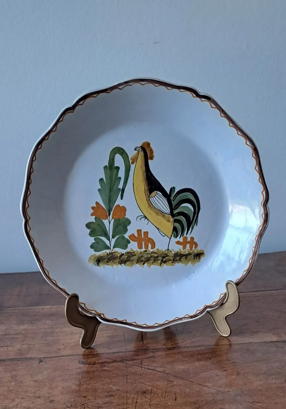 Assiette décorative dans l'esprit 18ème. Décor d'un coq stylisé