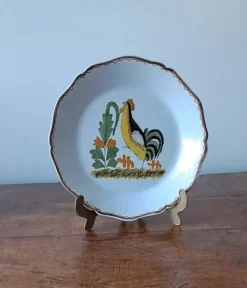 Assiette décorative dans l'esprit 18ème. Décor d'un coq stylisé