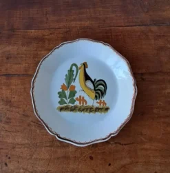 Assiette décorative dans l'esprit 18ème. Décor d'un coq stylisé