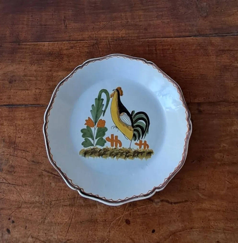 Assiette décorative dans l'esprit 18ème. Décor d'un coq stylisé
