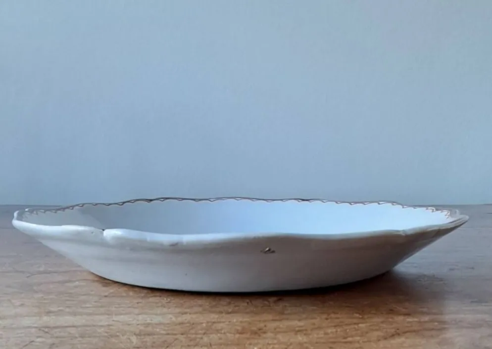 Assiette décorative dans l'esprit 18ème. Décor d'un coq stylisé