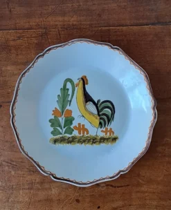 Assiette décorative dans l'esprit 18ème. Décor d'un coq stylisé