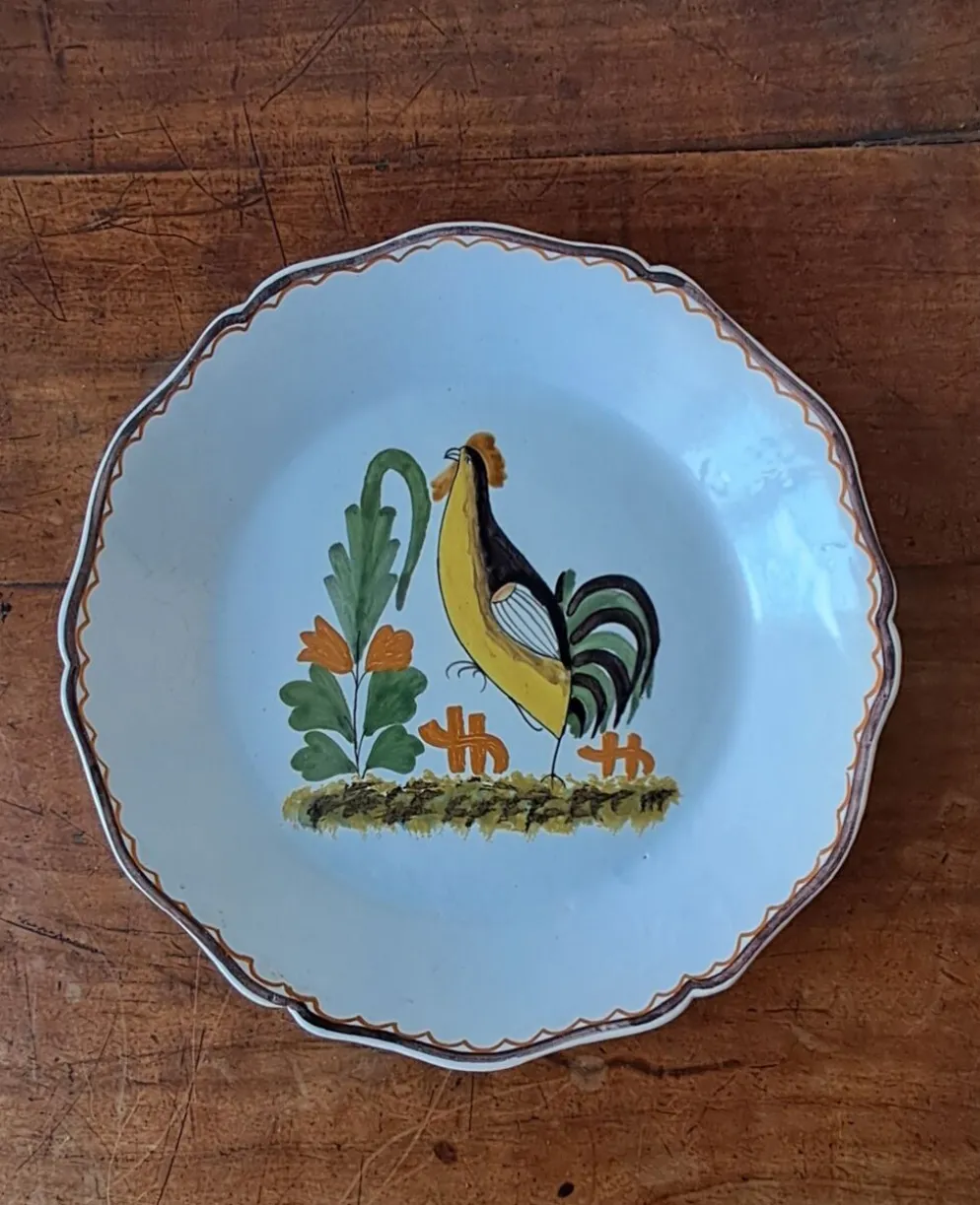 Assiette décorative dans l'esprit 18ème. Décor d'un coq stylisé