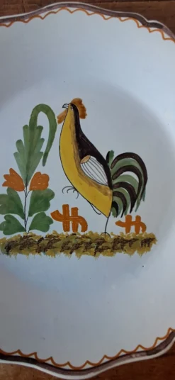 Assiette décorative dans l'esprit 18ème. Décor d'un coq stylisé