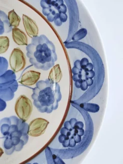 Assiette décorative fleurs peintes