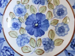 Assiette décorative fleurs peintes