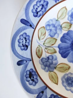 Assiette décorative fleurs peintes