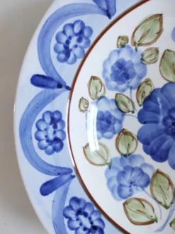 Assiette décorative fleurs peintes
