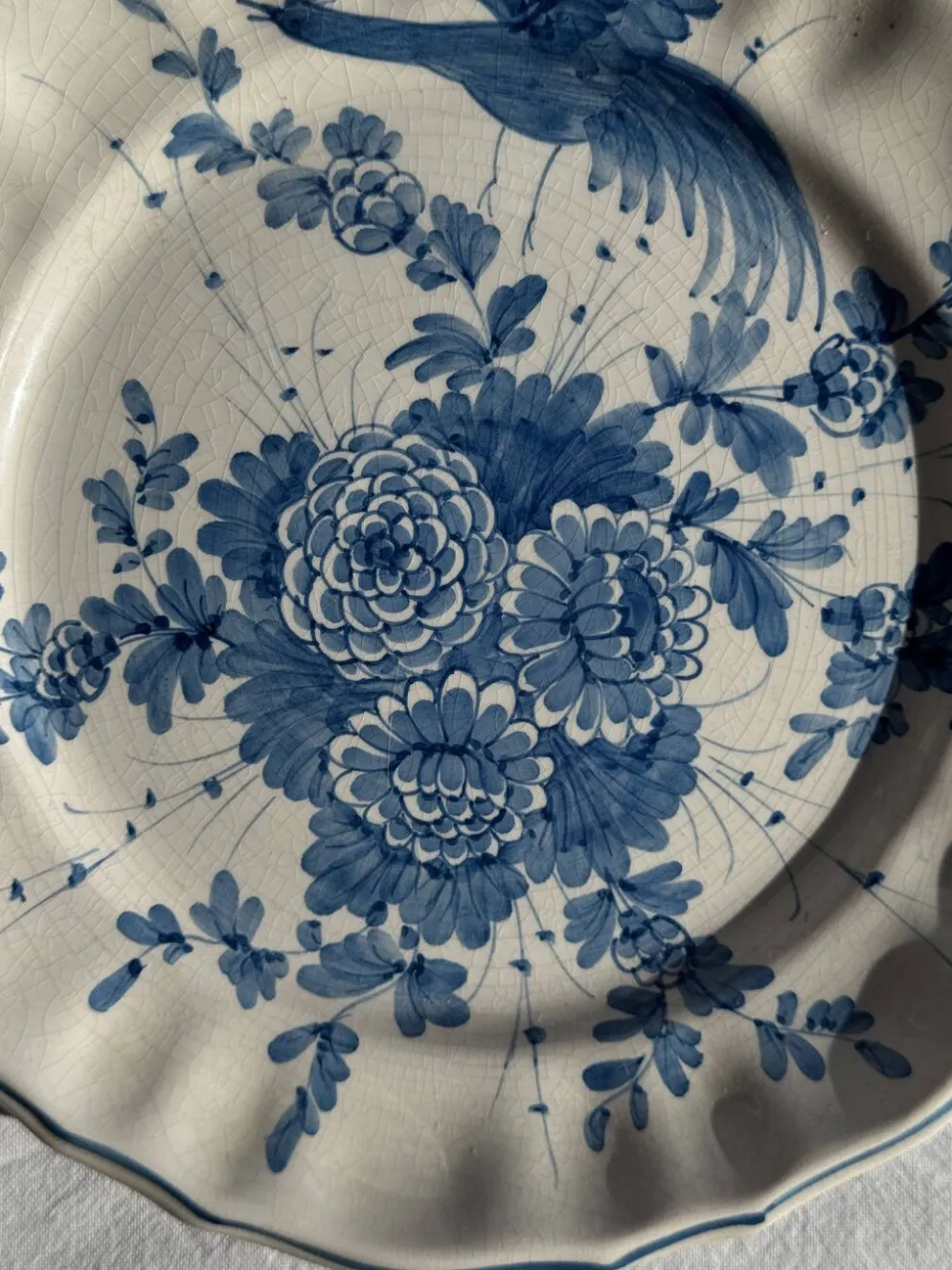 Assiette décorative à motif d'oiseau stylisé D24,5