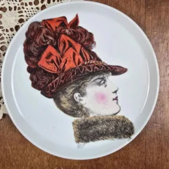 Assiette décorative Porcelaine de Paris – Élégante au grand chapeau