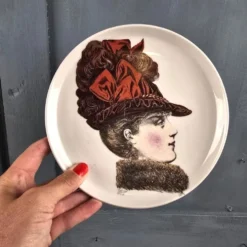 Assiette décorative Porcelaine de Paris – Élégante au grand chapeau