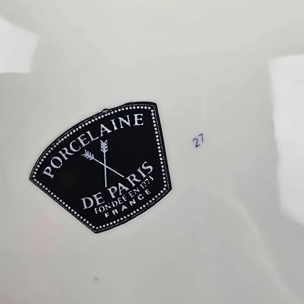 Assiette décorative Porcelaine de Paris – Élégante au grand chapeau