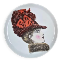 Assiette décorative Porcelaine de Paris – Élégante au grand chapeau
