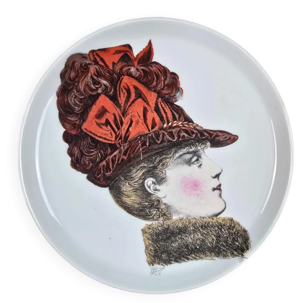 Assiette décorative Porcelaine de Paris – Élégante au grand chapeau