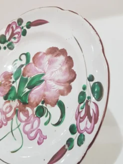 Assiette décorative St. Clement, céramique peinte à la main, France, XIXe siècle