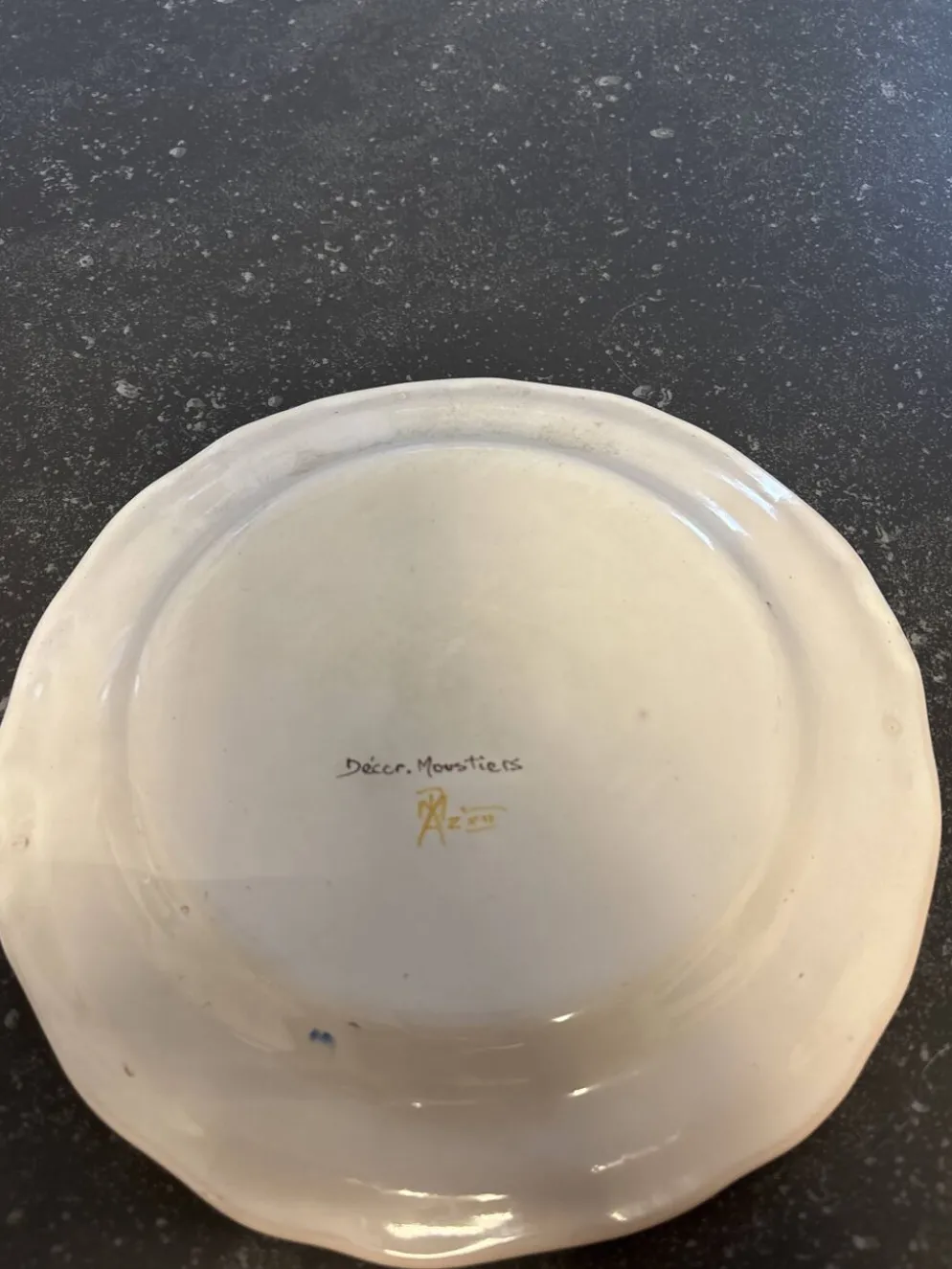 Assiette décor moustiers