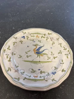 Assiette décor moustiers