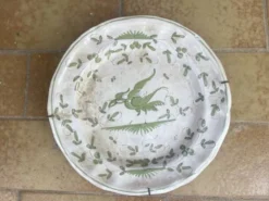 Assiette de Martre Tolosane de style de Moustiers (XXe)