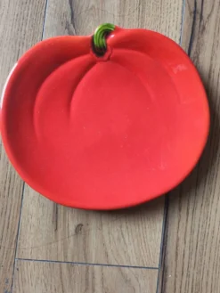 Assiette de présentation vintage en céramique formant une tomate