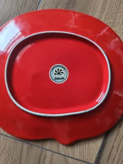 Assiette de présentation vintage en céramique formant une tomate