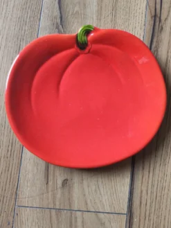 Assiette de présentation vintage en céramique formant une tomate