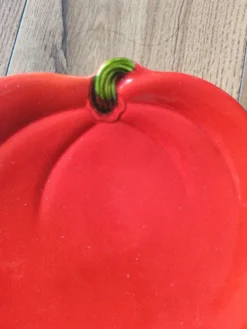 Assiette de présentation vintage en céramique formant une tomate