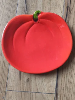 Assiette de présentation vintage en céramique formant une tomate