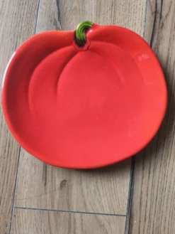 Assiette de présentation vintage en céramique formant une tomate