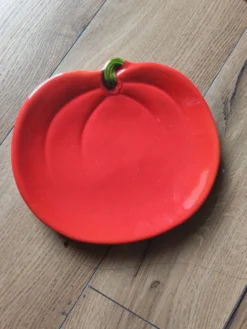 Assiette de présentation vintage en céramique formant une tomate