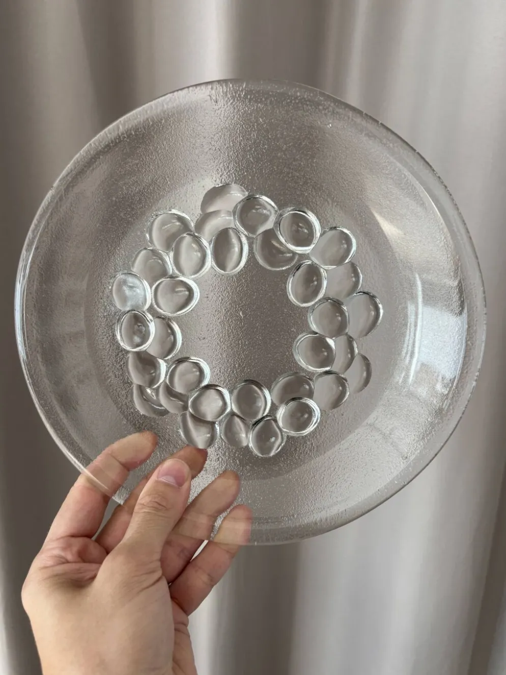 Assiette de service en verre pressé vintage – Design de couronne à bulles