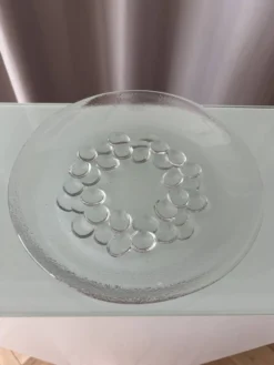 Assiette de service en verre pressé vintage – Design de couronne à bulles