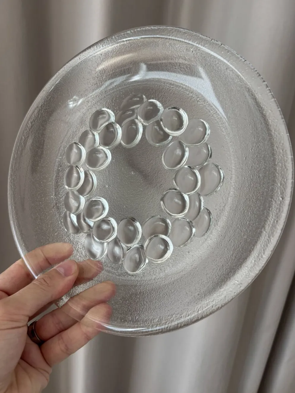 Assiette de service en verre pressé vintage – Design de couronne à bulles