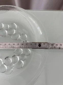 Assiette de service en verre pressé vintage – Design de couronne à bulles